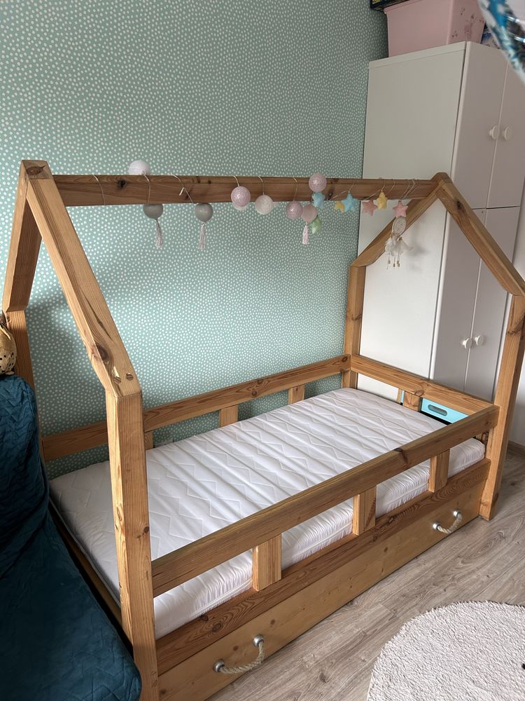 Łóżko drewniane typu domek dla dwójki dzieci z materacami