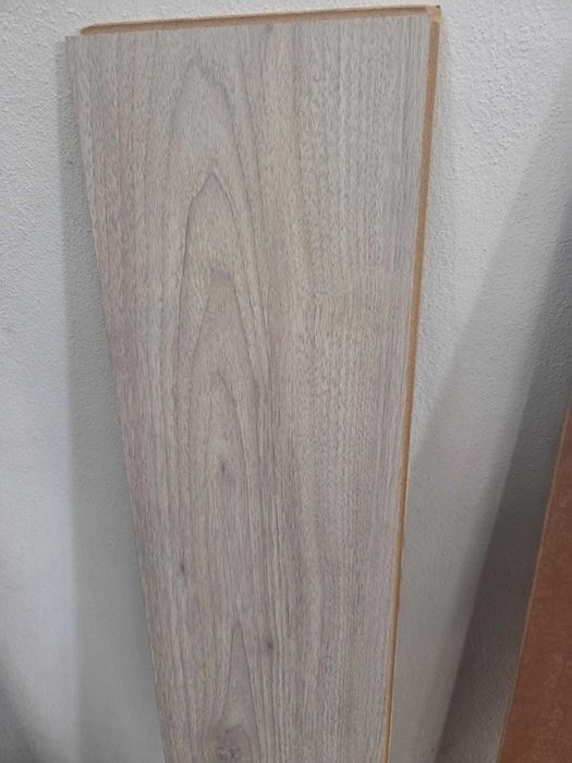 Pavimento Flutuante Tarkett AC4 / AC5 – Lote Completo (Novo)