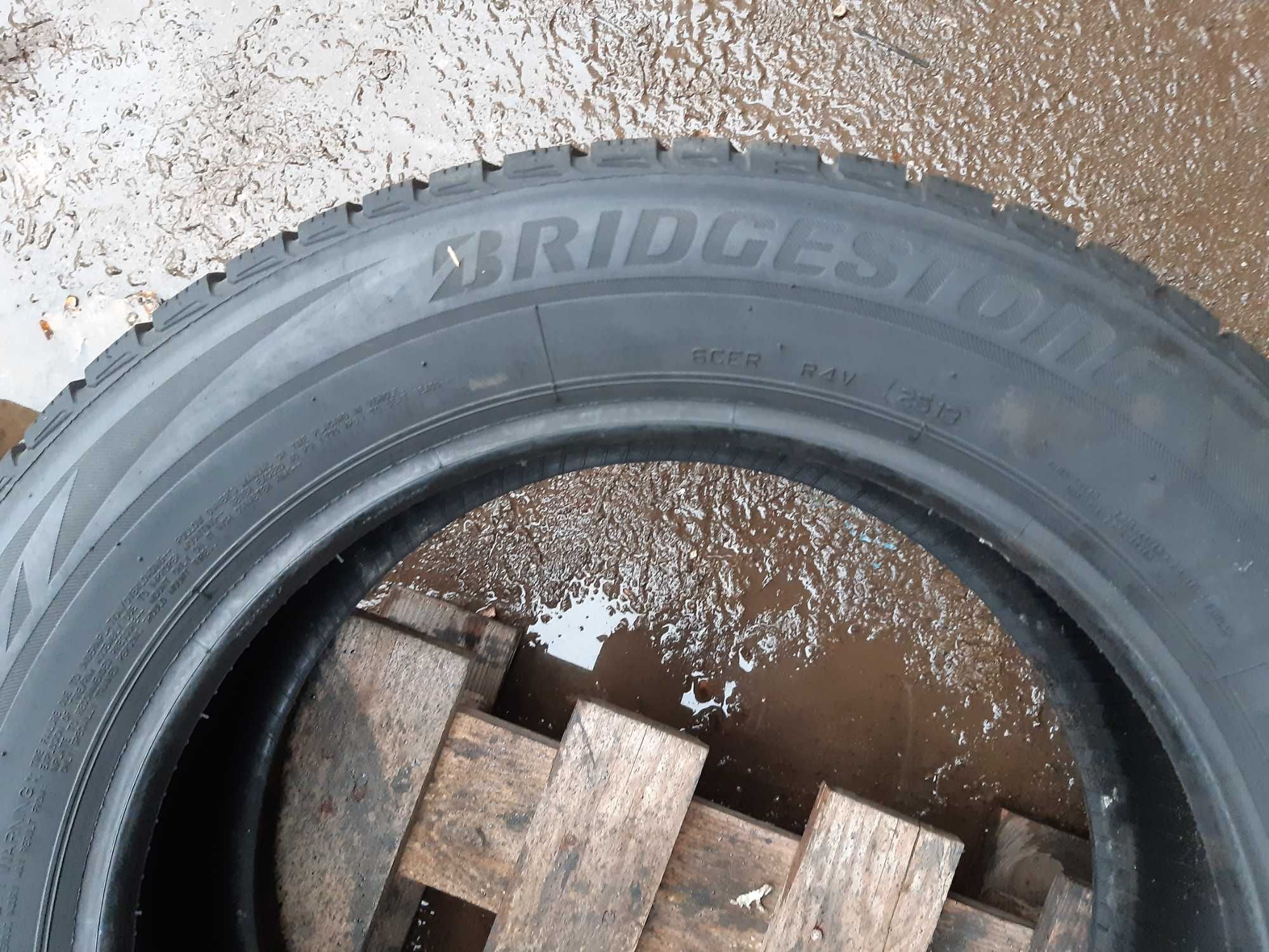 Opony zimowe 215.60.17 Bridgestone komplet w bardzo dobrym stanie