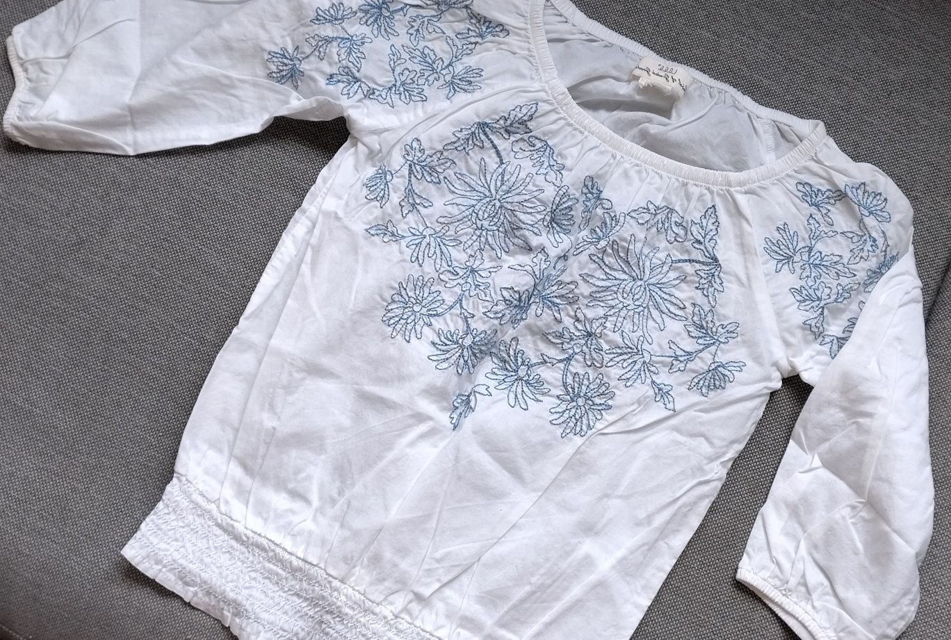 Bluzka elegancka, H&M, błekitny haft kwiaty,  roz. 128,około 8,9 lat.