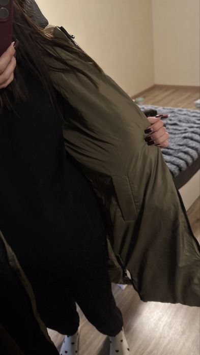 Жилетка жіноча подовжена нижче коліна з капюшоном чорна