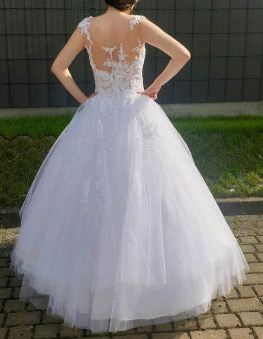 Suknia ślubna r. 36/38. Cena do negocjacji.