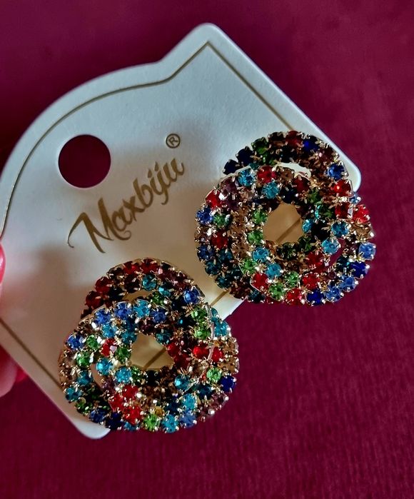 Brincos cheios de zirconias coloridas. De pico