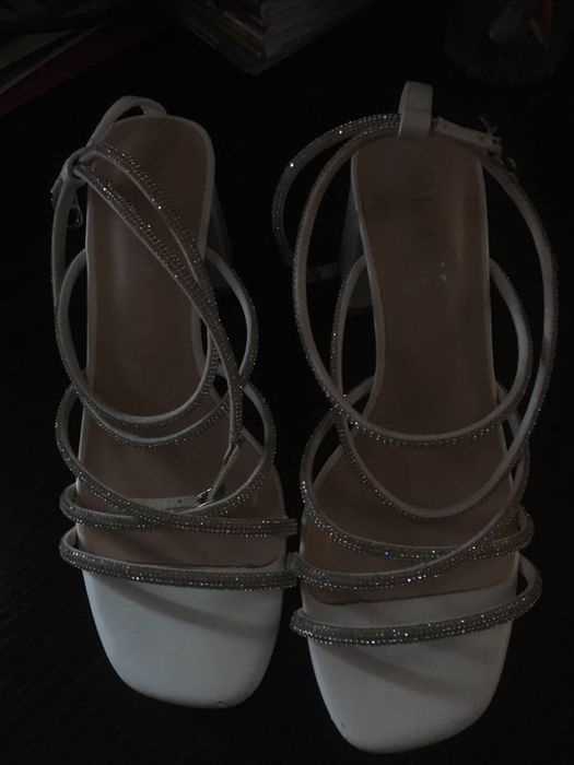 Туфлі нові білі.