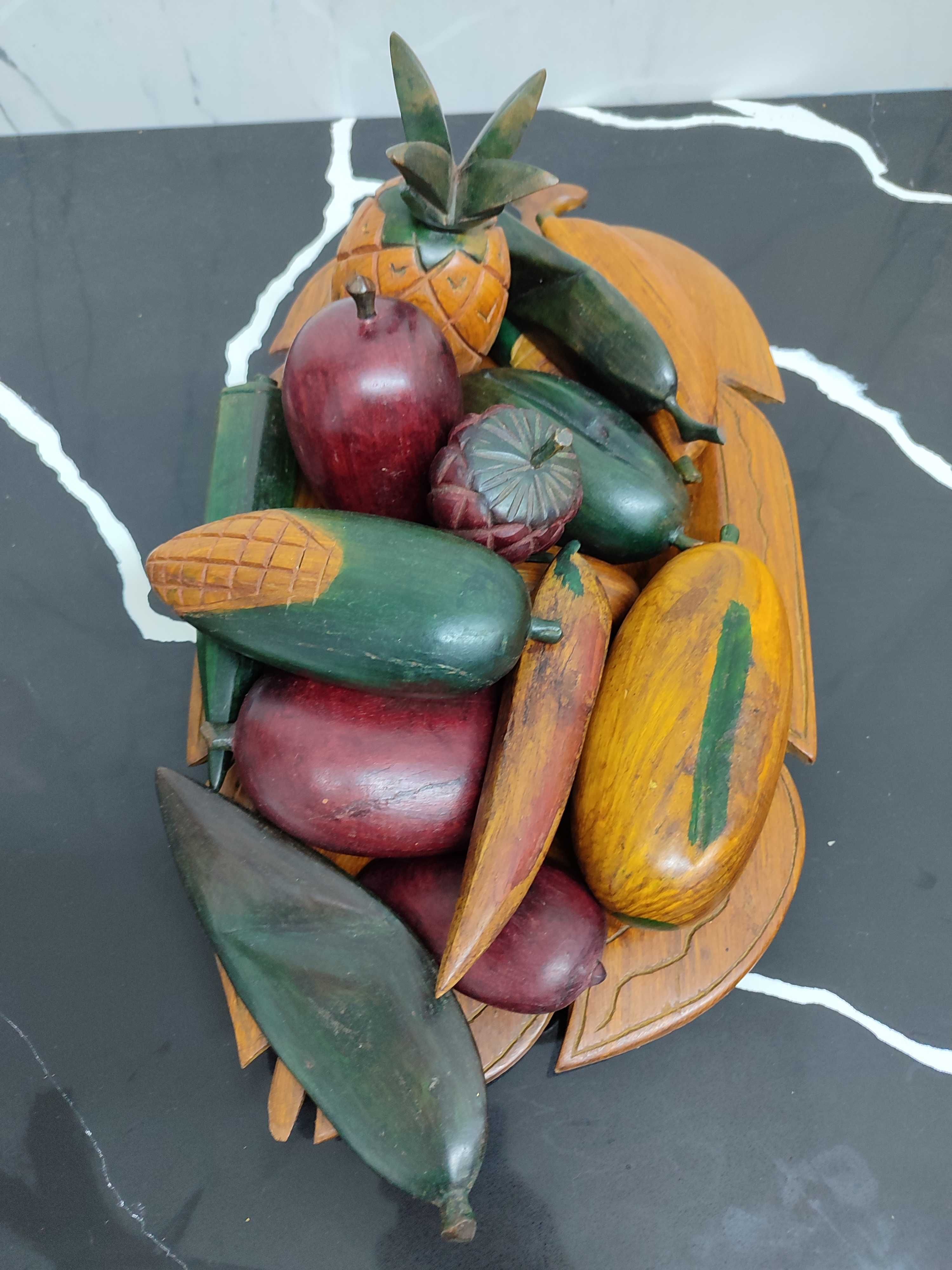 Travessa com 15 frutas decorativas em madeira em excelente estado