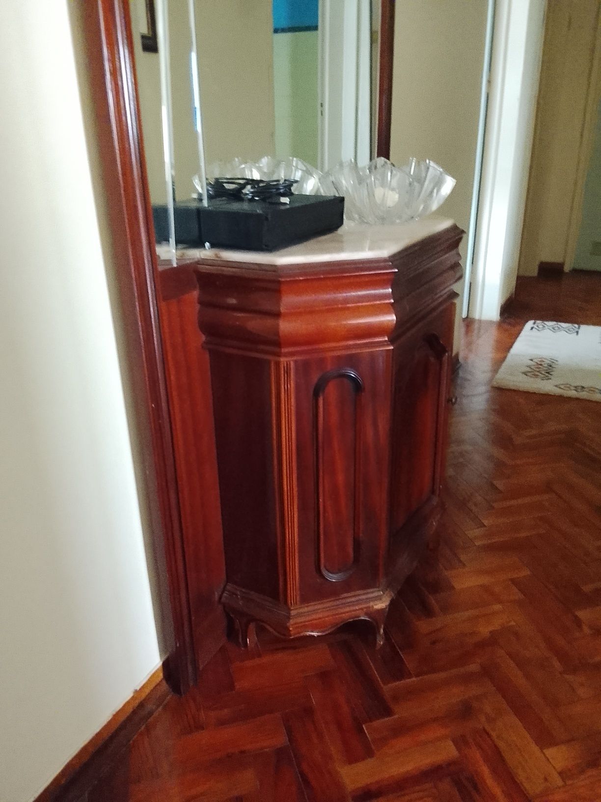 Móvel com espelhos
