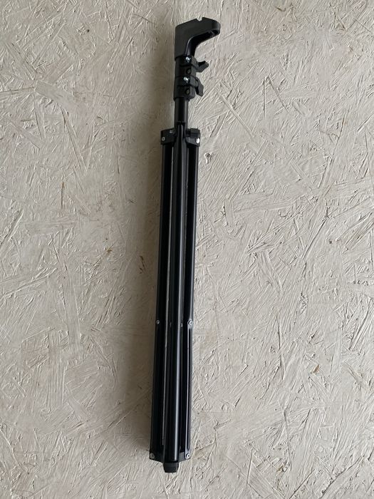 Ekran projekcyjny do rzutnika na statywie 72 cale