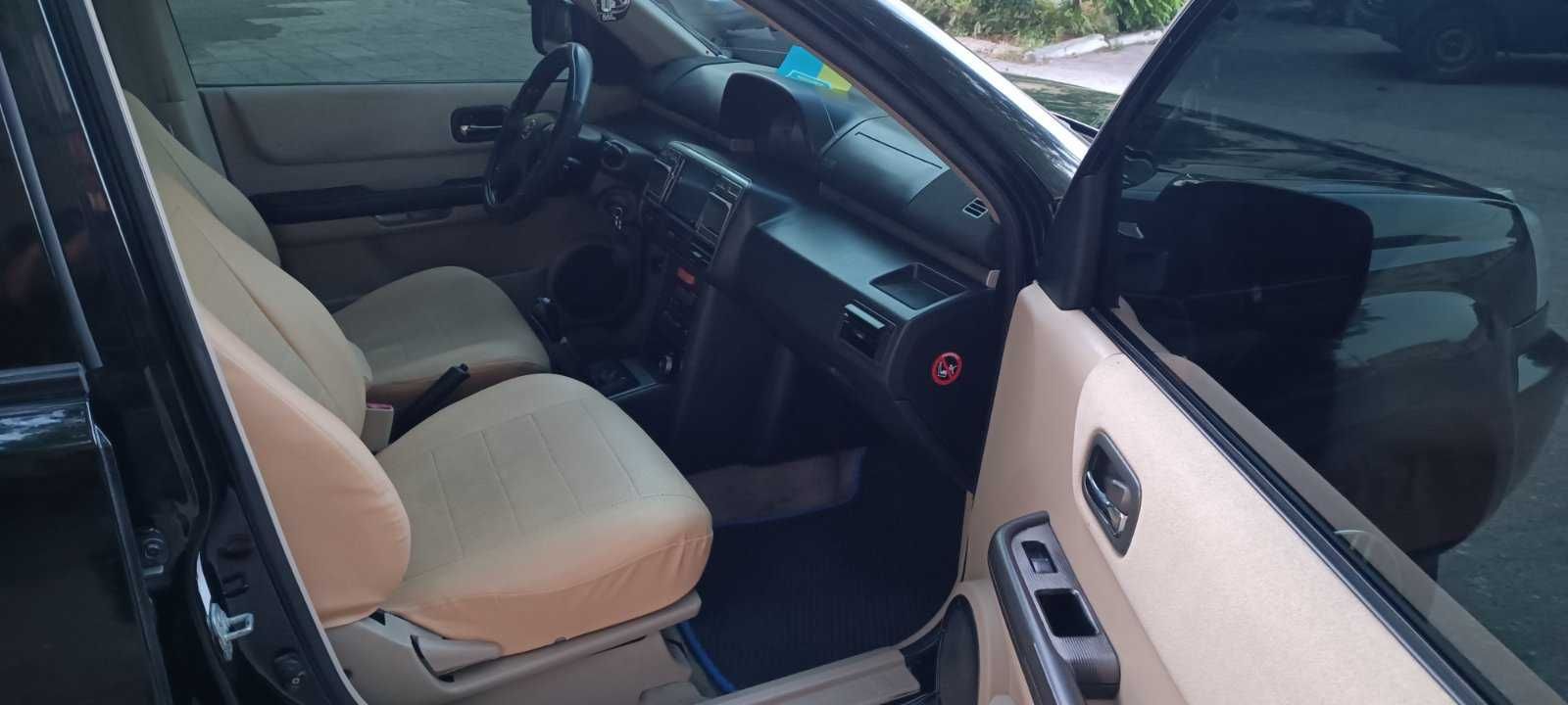 Автомобіль Nissan X-Trail.