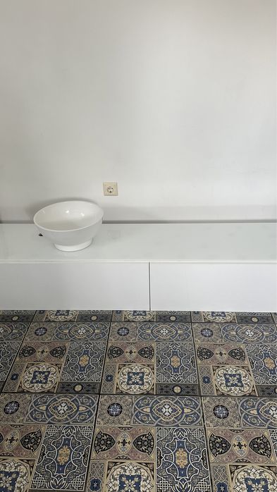 Тумбочка підвісна з чашою