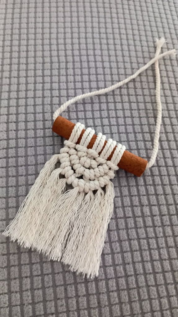 Difusor/Ornamento em macramé com pau de canela