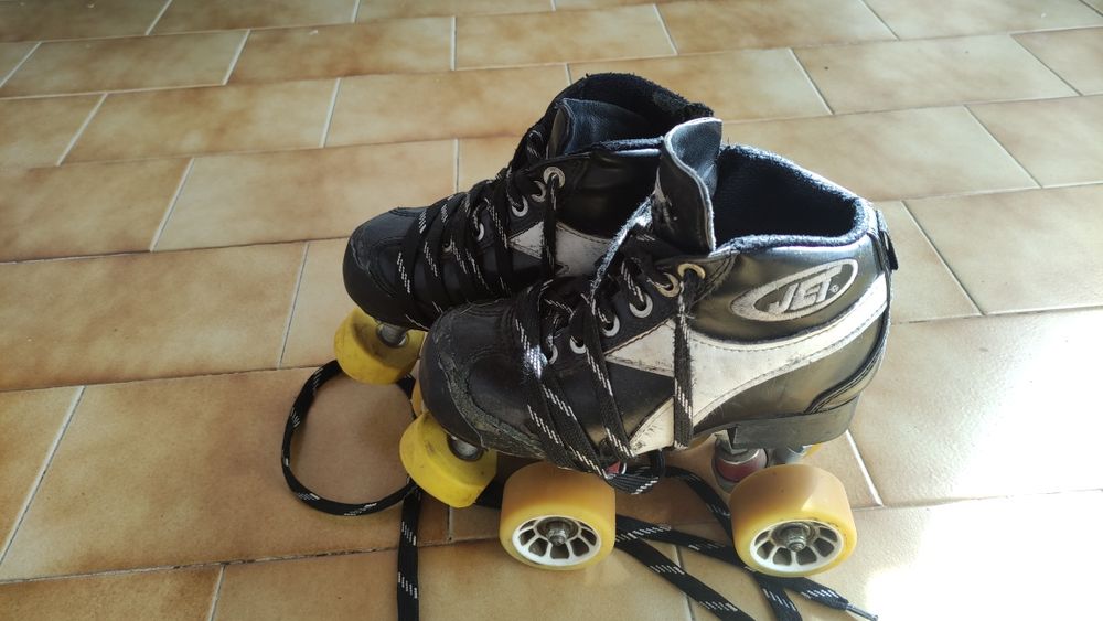 Patins JET com bota tamanho 33 e chassis metálico B1-12