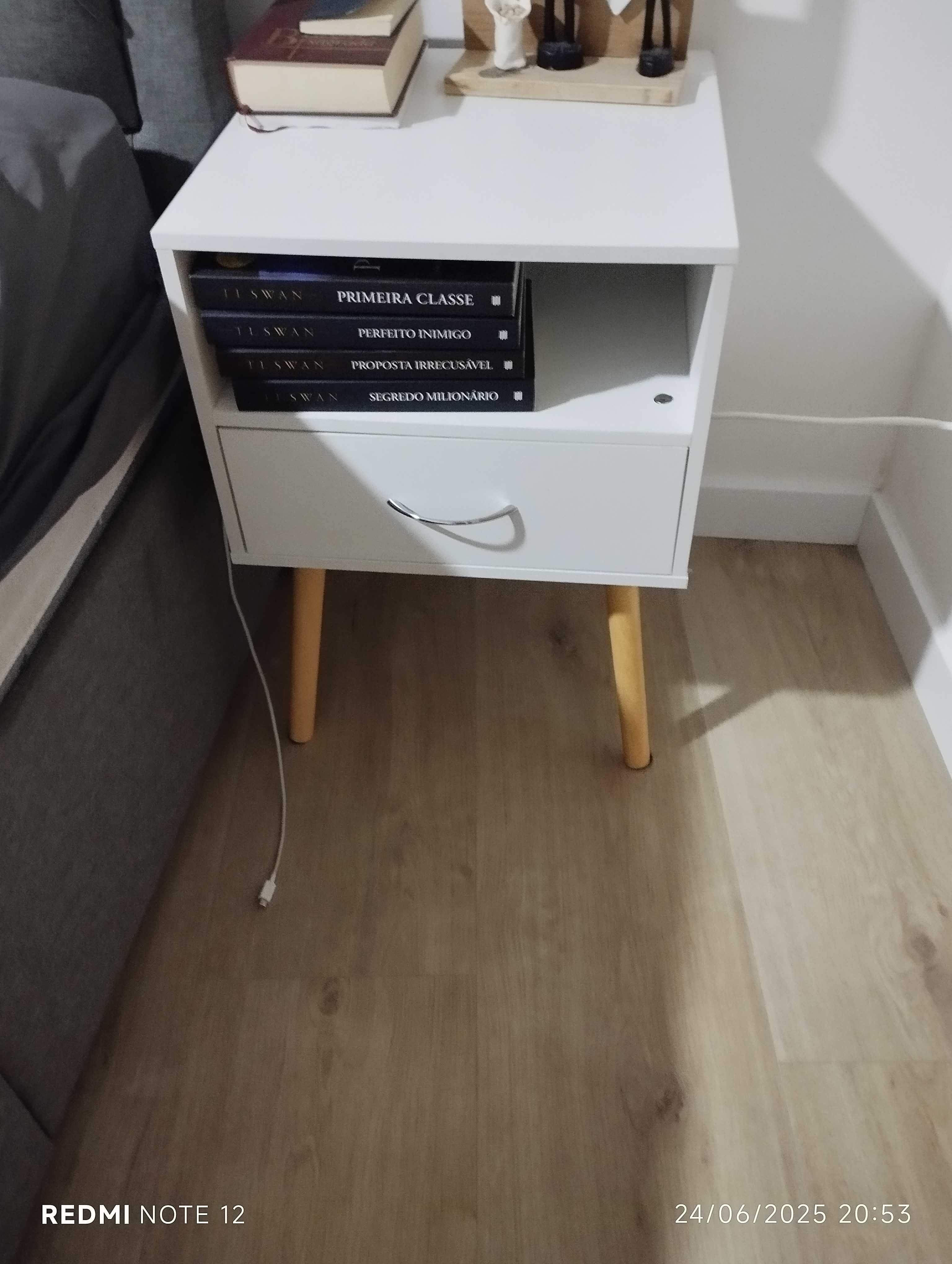 Cama e mesinhas de cabeceira