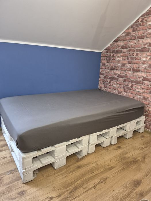 Łóżko z palet i z materacem