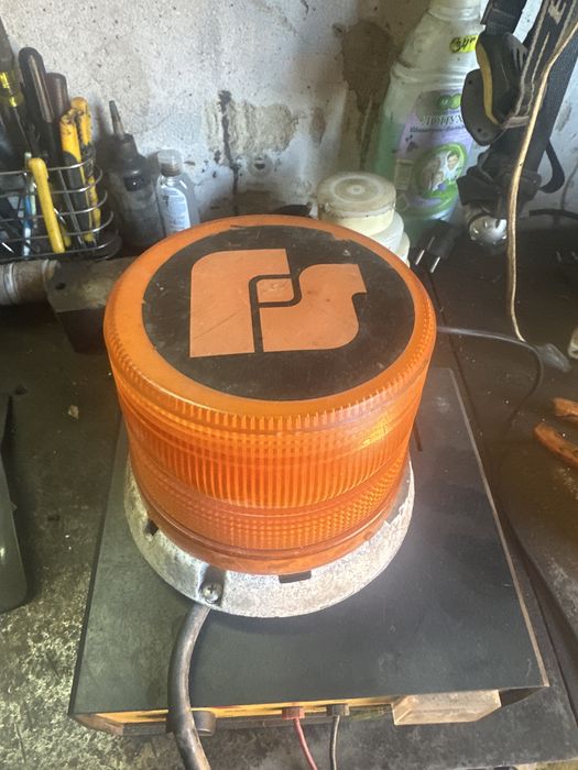 Мигалка жовта в робочому стані.