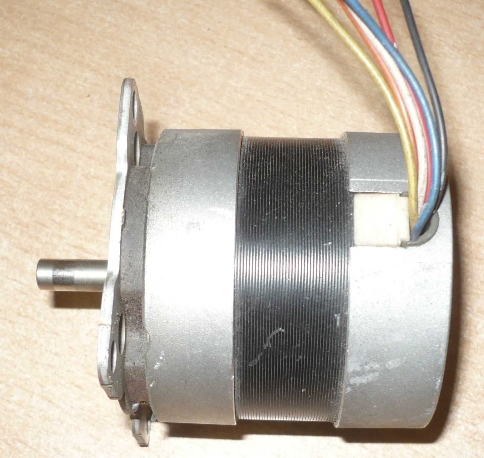 Silnik krokowy SANYO DENKI-5,1V/1A/1,8 step