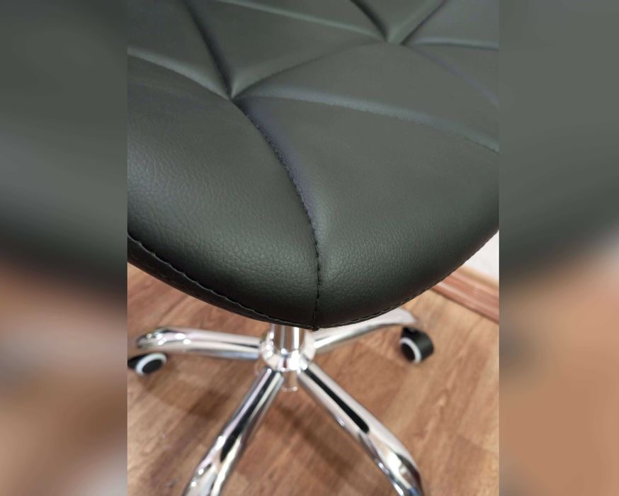 Обертове крісло офісне чорне Demure стілець комп'ютерний на калесах