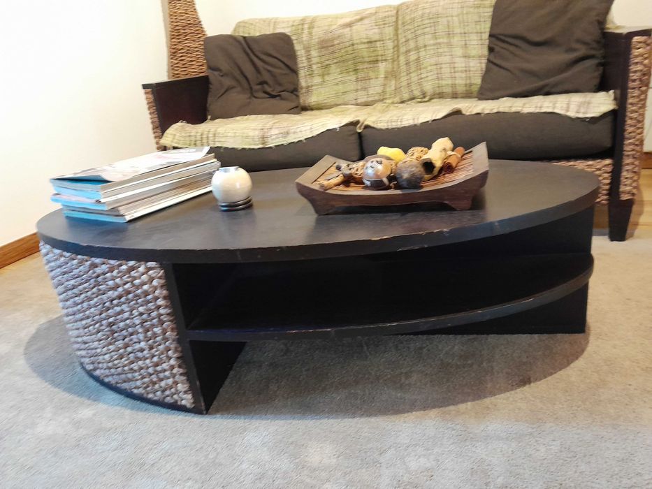 Belo sofá rústico e mesa de apoio