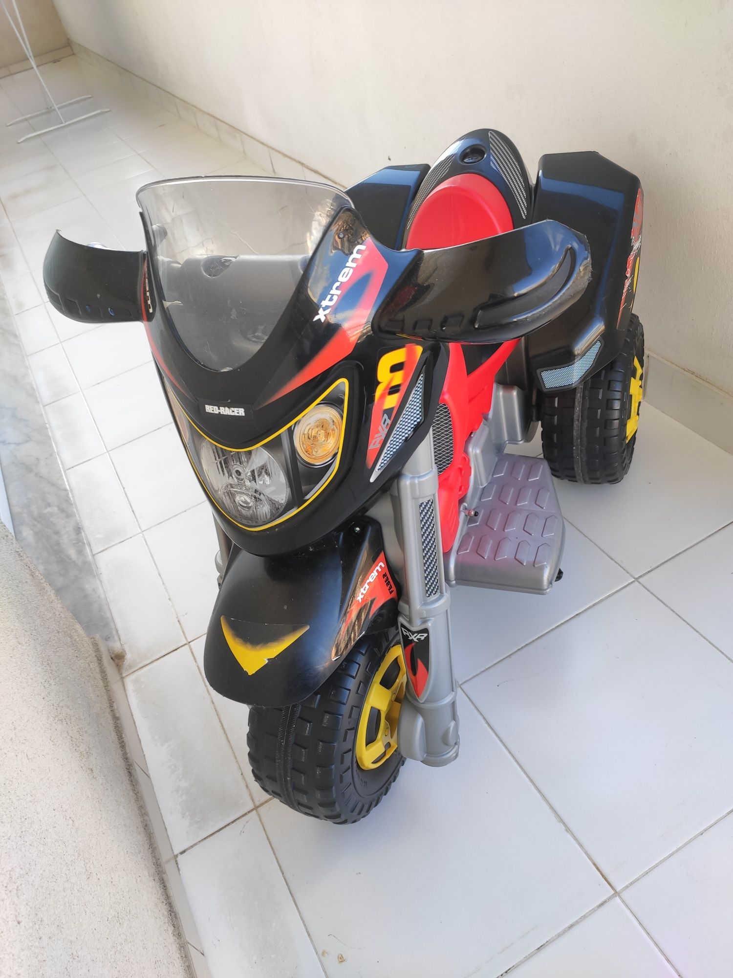 Moto 4 vermelho e preto