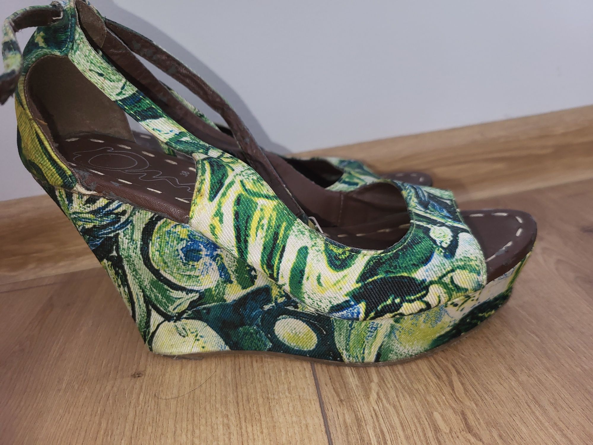 Ciekawe buty na koturnie