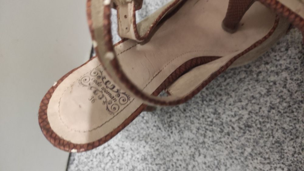 Sandália de salto alto tam.36