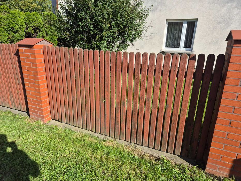 Ogrodzenie drewniano-metalowe + bramy i furtka – używane