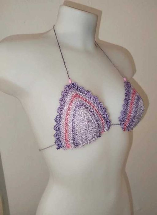 Parte de cima de bikini de crochê, lilás, rosa, e roxo.