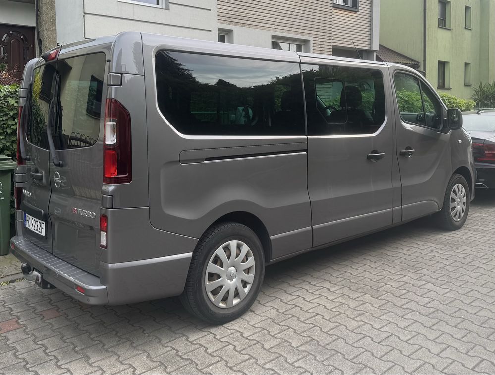 Sprzedam busa Opel Vivaro, Kombi Edition L2H1, wersja long, 2,9t, 8-os