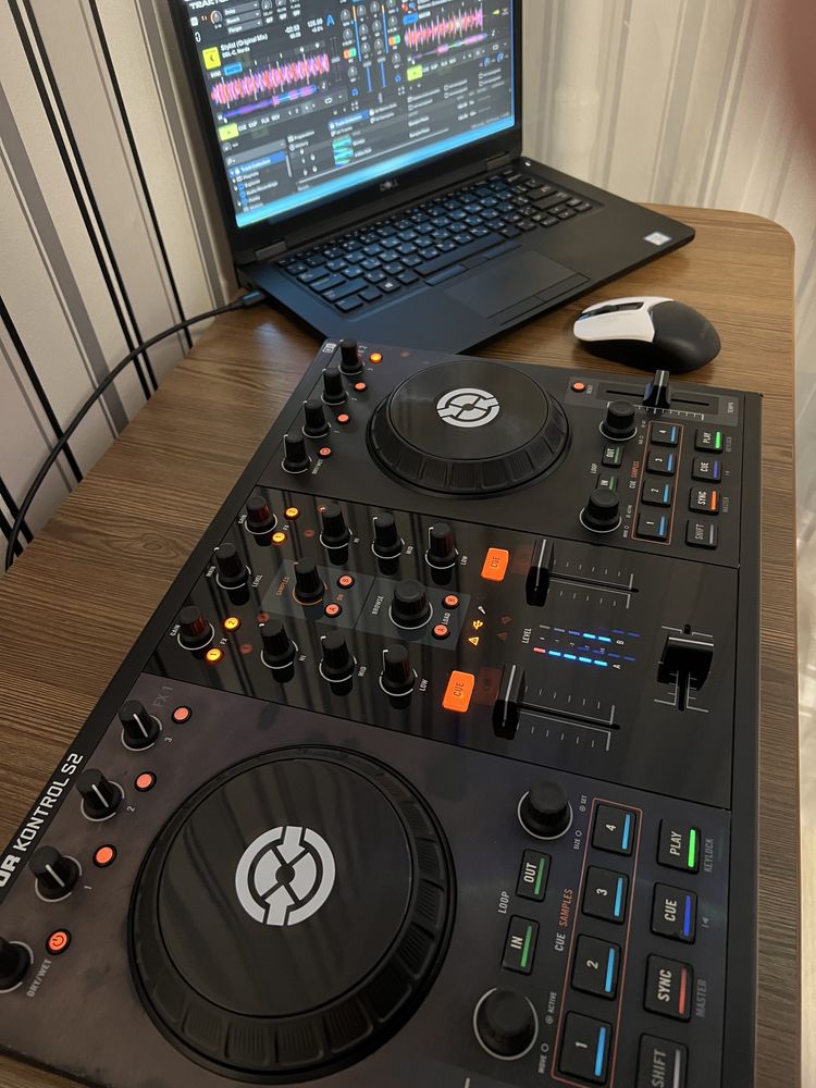 Native Instruments Traktor Kontrol S2. Dj контроллер