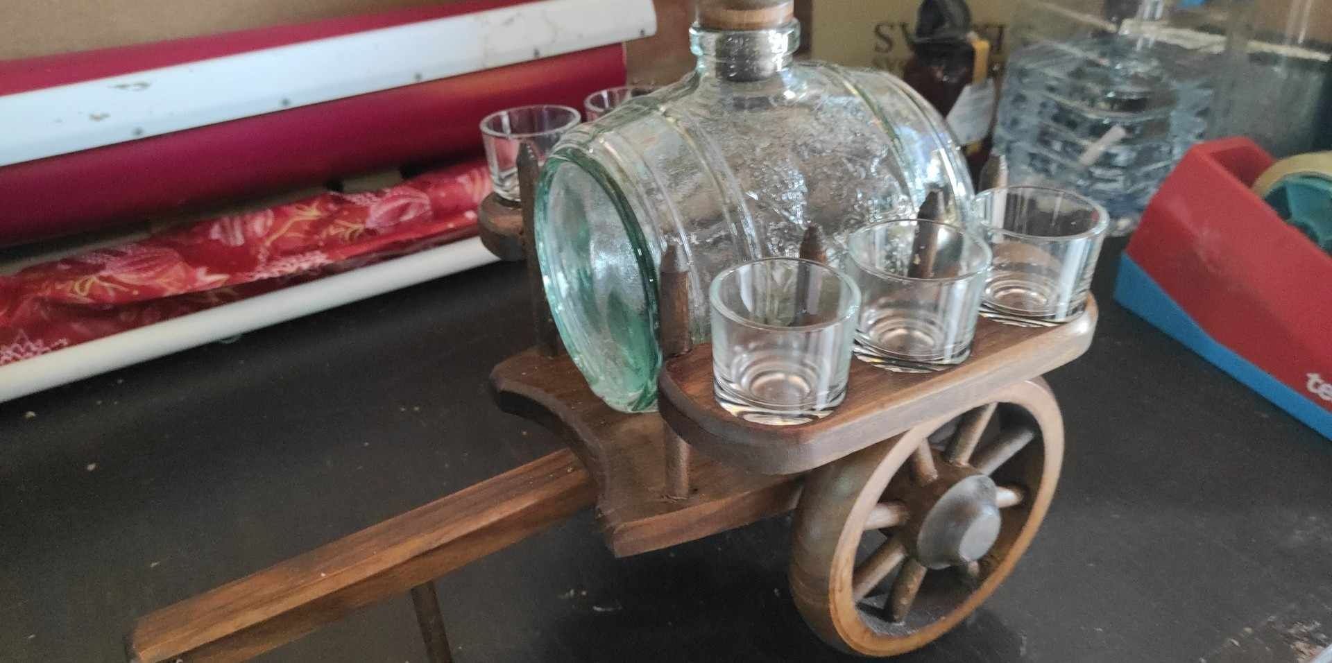 Carroça decorativa em madeira com barril em vidro trabalhado e copos