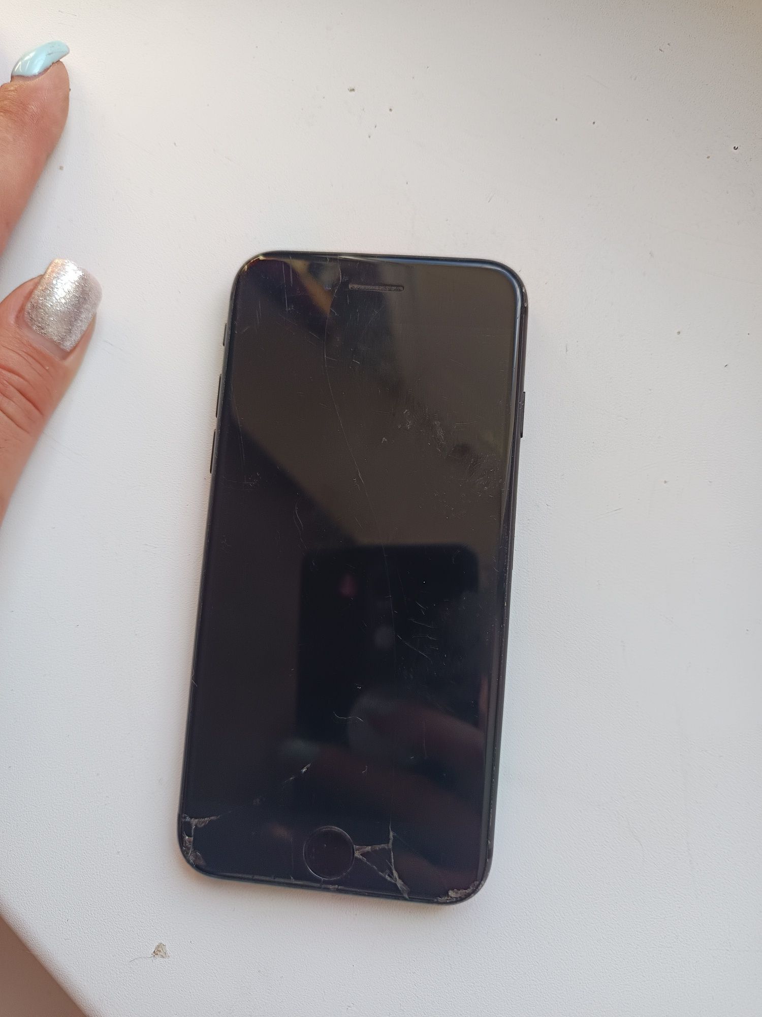 iPhone 8 zbity, działa