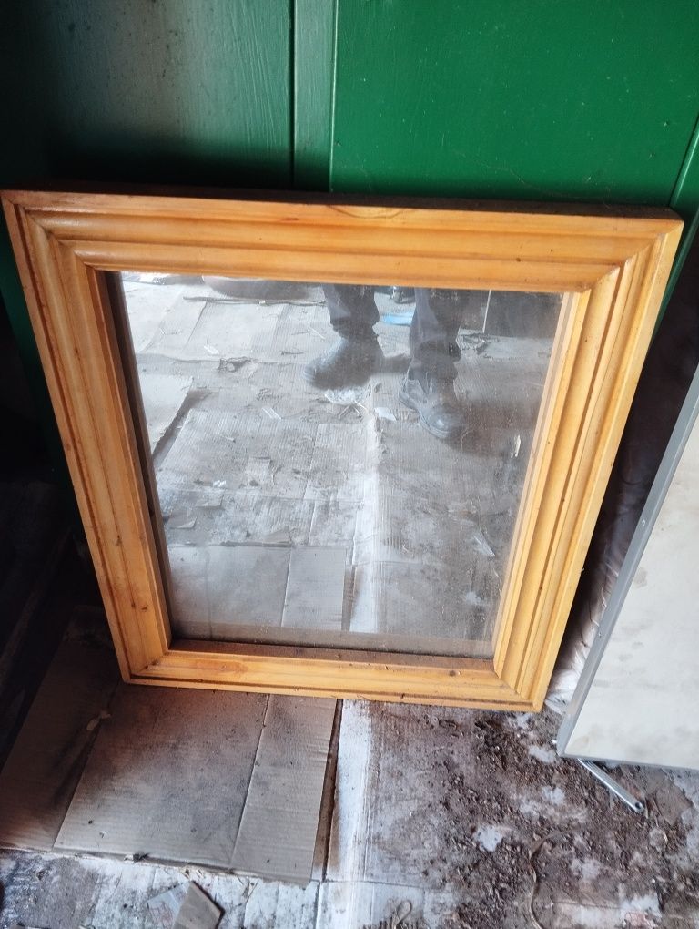 Зеркало у дерев'яній рамці