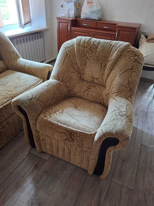 розкладний диван та два крісла