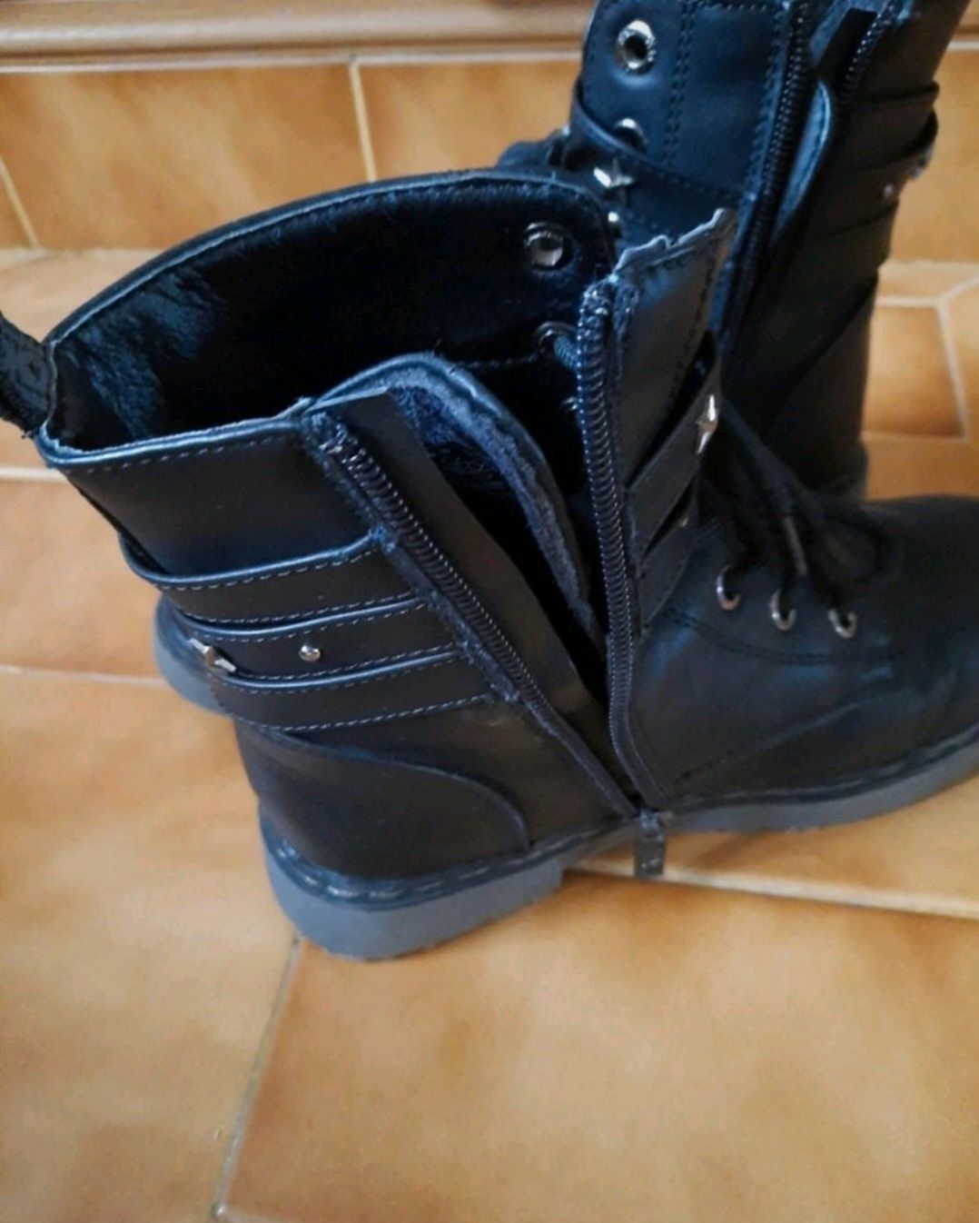 Botas pretas de menina