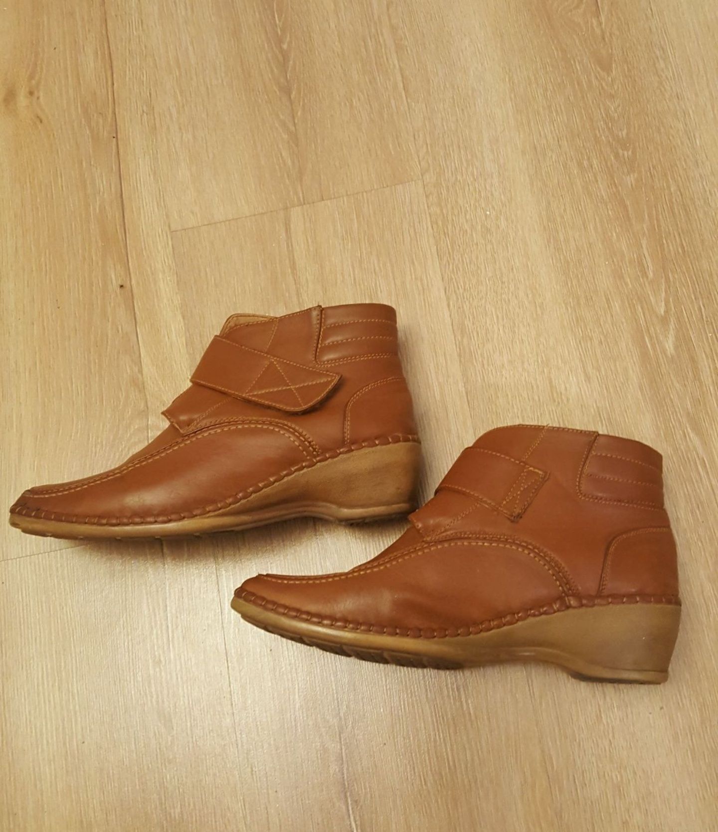 BOTKI na koturnie, brązowe, krótkie, na rzepy, r. 41, buty na jesień