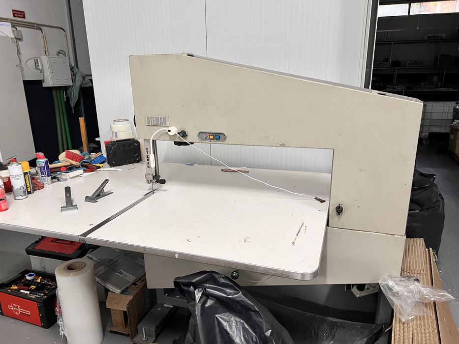 Serra de fita a funcionar