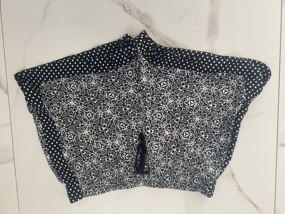 Krótkie spodenki Gina Tricot S