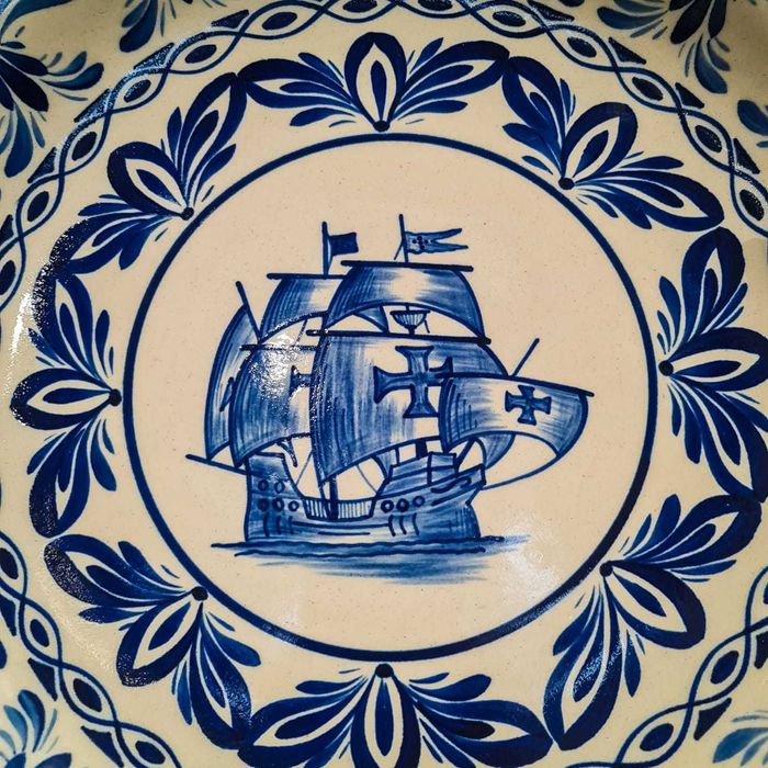 Prato Decorativo Vianagrés – Pintado à Mão – Motivo Caravela