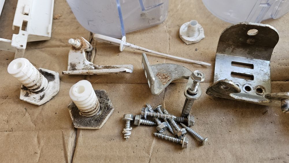 wyposażenie lodówki indesit BAAN 10  CM32X10 balkonik zawias