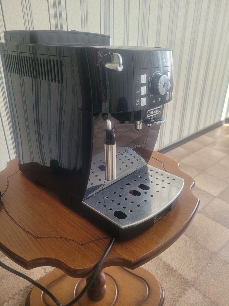 Кофемашина Delonghi Magnifica S на кухню
