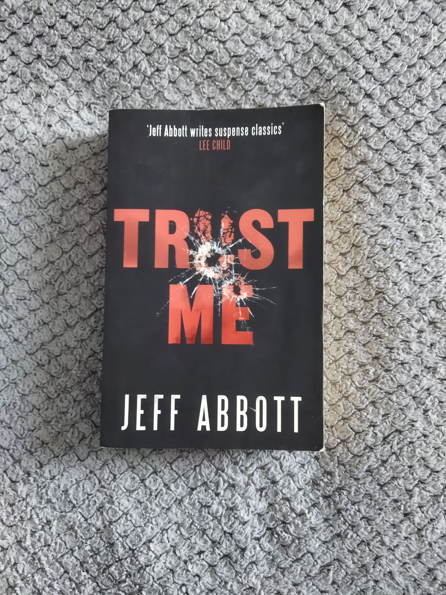 Książka " Trust me" Jeff Abbott. (po angielsku)