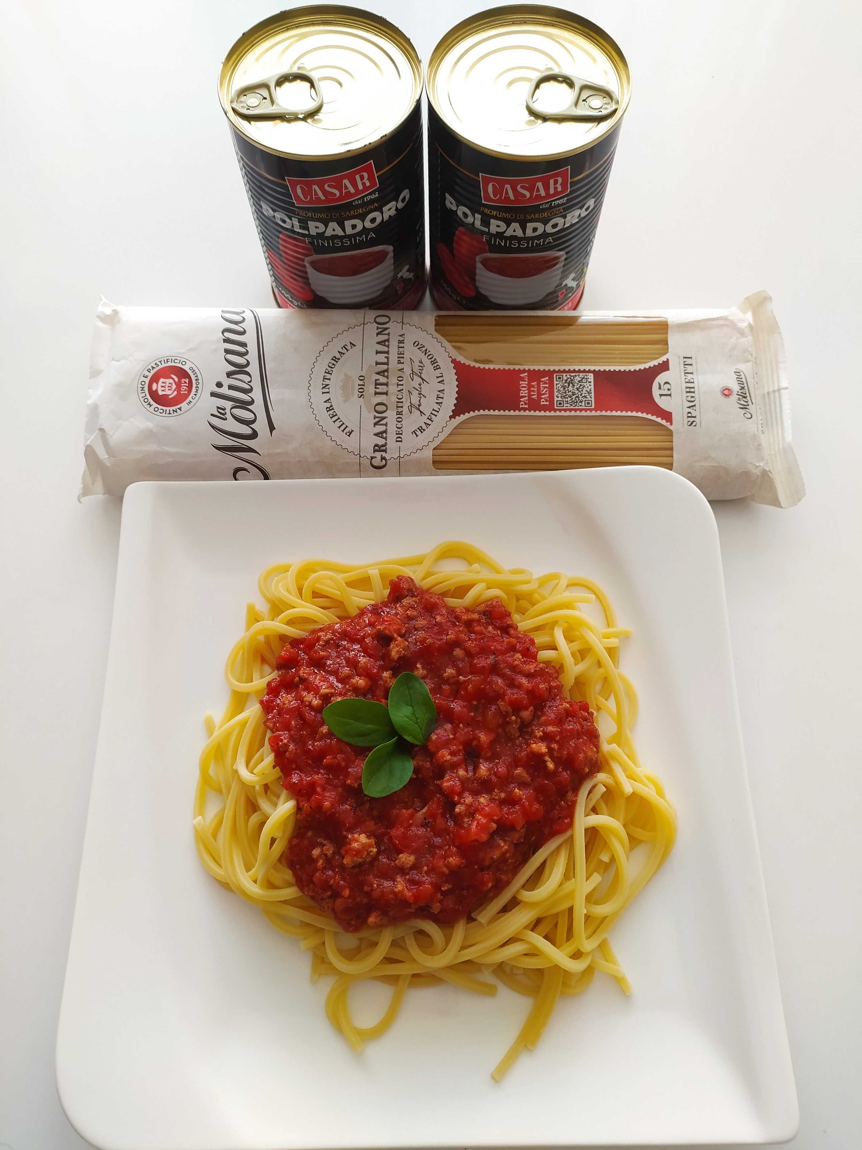 Włoski makaron i pulpa pomidorowa