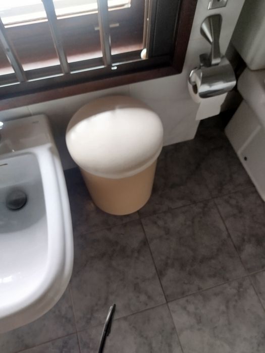 Banco de casa de banho com arrumação