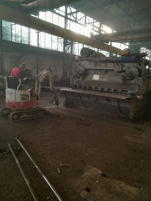 Minikoparka z młotem hydraulicznym – wykopy, rozbiórki, niwelacje.