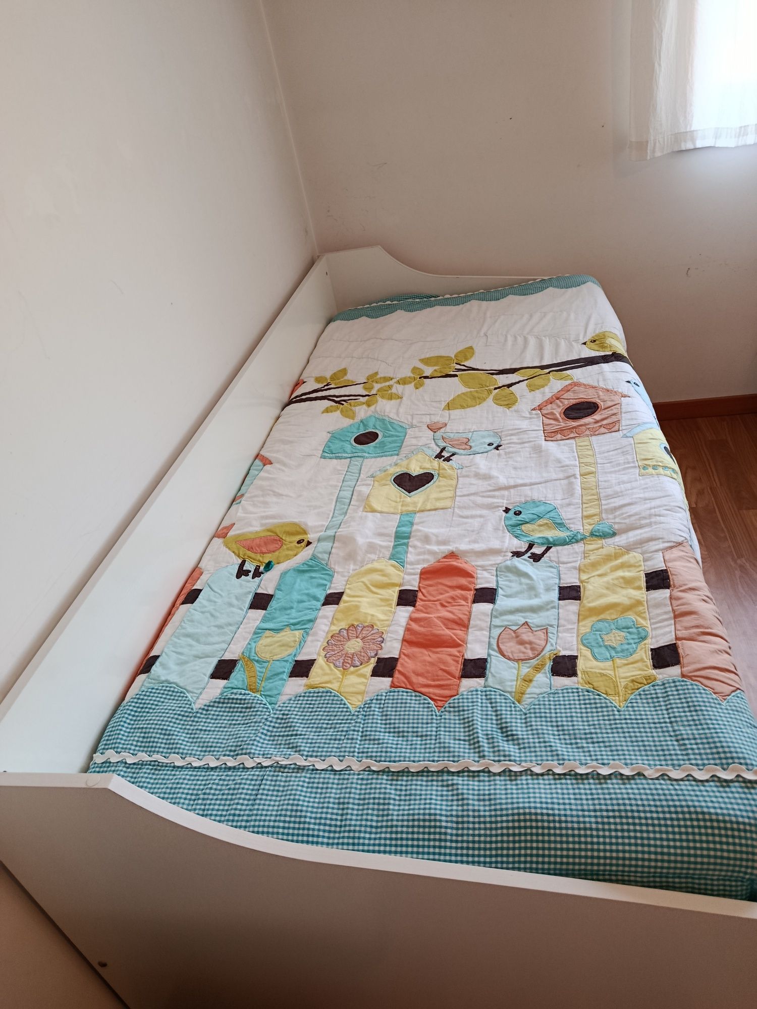 Cama dupla com colchões