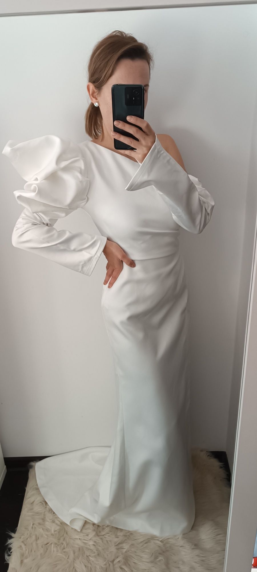 Biało śmietankowo długa suknia z trenem i ozdobnymi rękawami XS