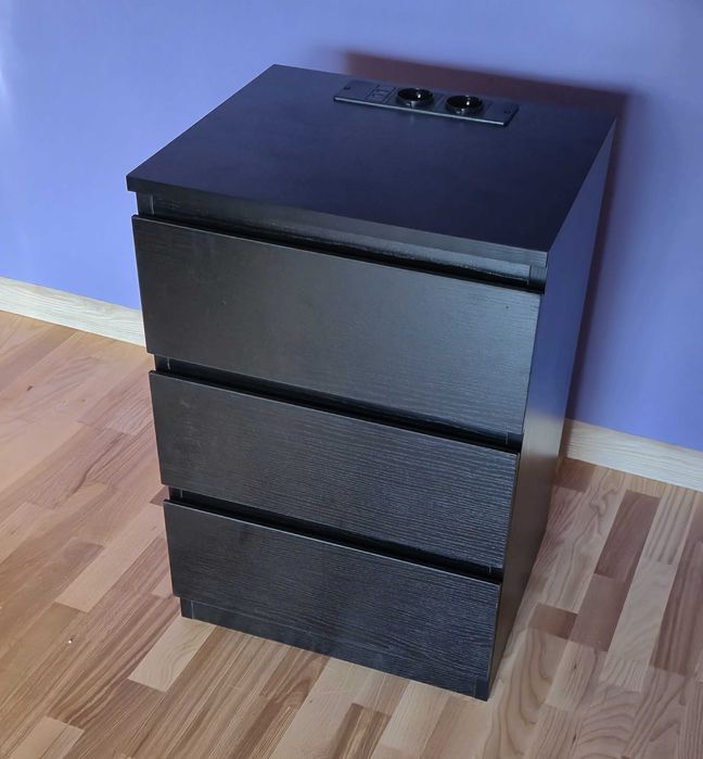 Nowoczesny stolik nocny z funkcją ładowania USB i gniazdkiem