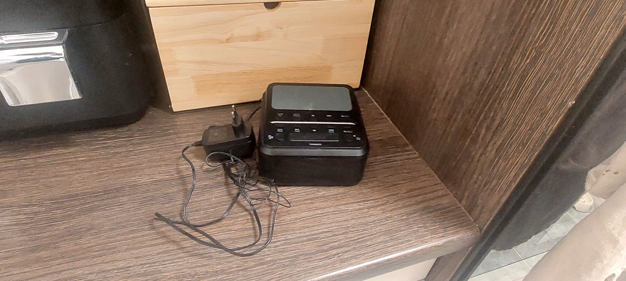 Radio z ladowarka indukcyjna