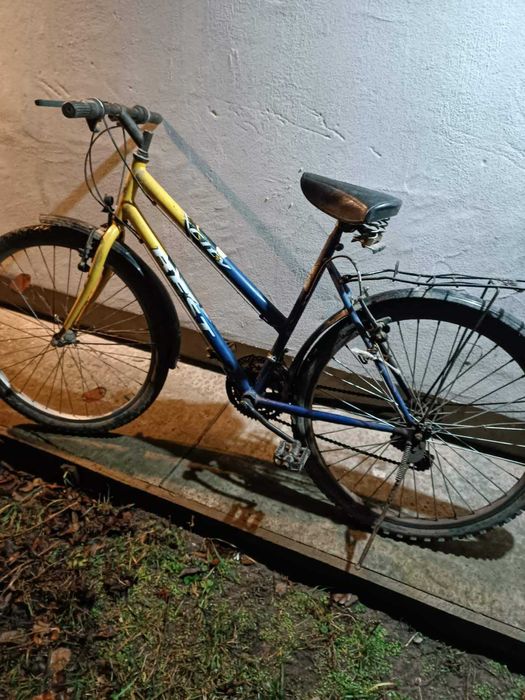 Велосипед дамка  із багажником.