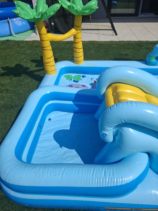Basen, wodny plac zabaw dla dzieci