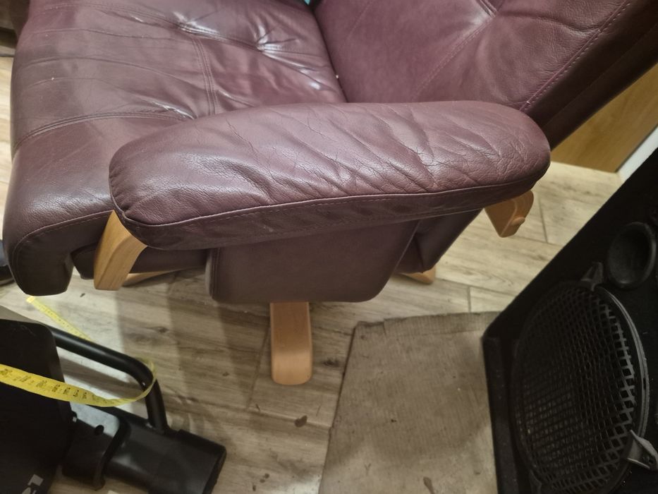 Fotel skórzany Stressless Admiral – bordo, drewno, relax